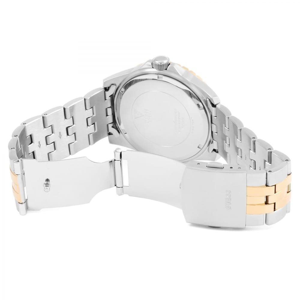 Stainless steel deployment clasp on the bracelet of the Guess W1107G3
