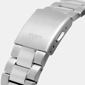 Silver-tone pilot buckle on the stainless steel bracelet of the Guess GW0265G7