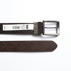 Detailed view of the Levi's double-face belt showing the reversible black and brown grained leather textures