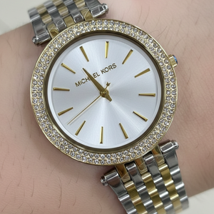 تفاصيل مينا ساعة Michael Kors MK3215 الفضي والمؤشرات الذهبية وإطار الكريستال