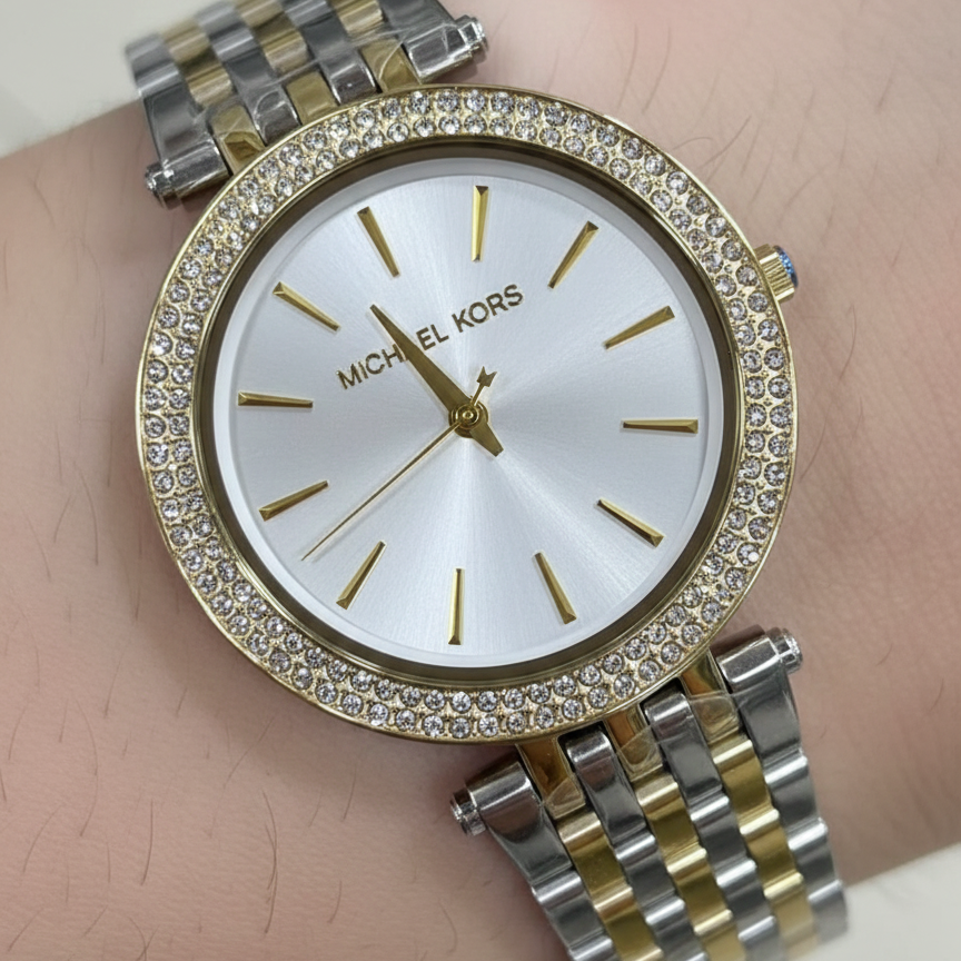 تفاصيل مينا ساعة Michael Kors MK3215 الفضي والمؤشرات الذهبية وإطار الكريستال