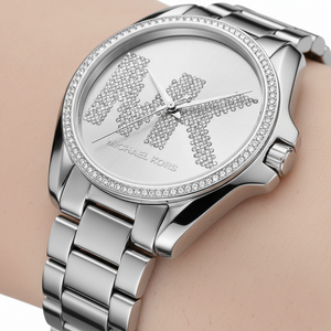 تفاصيل مينا ساعة Michael Kors MK6554 واللوجو المرصع بفصوص الكريستال اللامعة