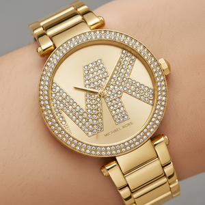 تفاصيل مينا ساعة Michael Kors MK6659 واللوجو المرصع بفصوص الكريستال اللامعة