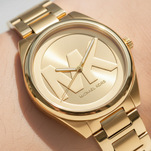 تفاصيل مينا ساعة Michael Kors MK7088 الذهبية واللوجو الكبير البارز بوضوح