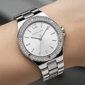 تفاصيل مينا ساعة Michael Kors MK7280 الفضية والمؤشرات الراقية وإطار الكريستال