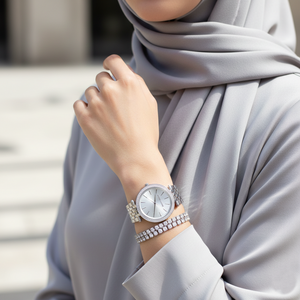 ساعة مايكل كورس MK3190 دارسي سيلفر فخمة على معصم محجبة بتصميم راقي