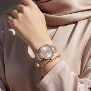 ساعة مايكل كورس MK3726 دارسي بمينا النجوم على معصم محجبة بتصميم ساحر