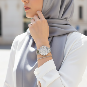 ساعة مايكل كورس MK5925 باركر سيلفر فخمة على معصم محجبة بتصميم راقي