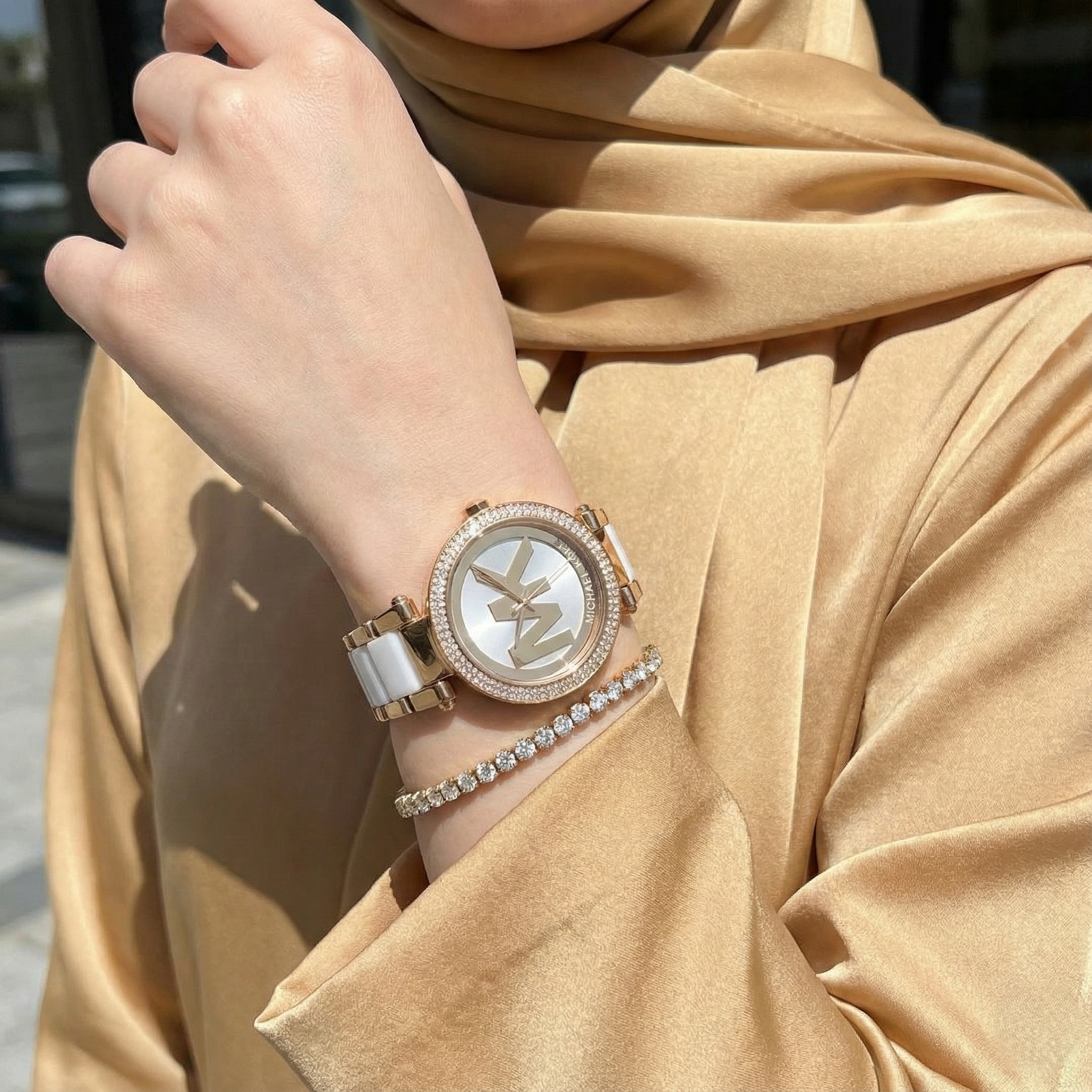 ساعة مايكل كورس MK6313 باركر ذهبي في أبيض فخمة على معصم محجبة