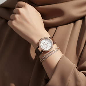 ساعة مايكل كورس MK6917 باركر روز جولد بسير لوجو بني على معصم محجبة