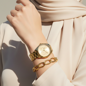 ساعة مايكل كورس MK7088 رانواي ذهبي فخمة على معصم محجبة بتصميم أيقوني