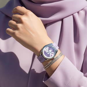 ساعة مايكل كورس MK7143 جانيل فضي بسير سيليكون بنفسجي على معصم محجبة