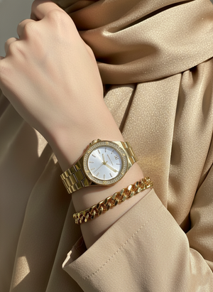 ساعة مايكل كورس MK7278 لينوكس ذهبي فخمة على معصم محجبة بتصميم راقي