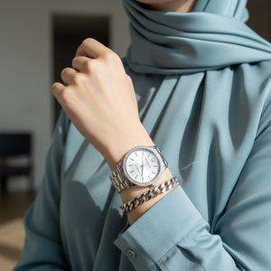 ساعة مايكل كورس MK7280 لينوكس سيلفر فخمة على معصم محجبة بتصميم راقي