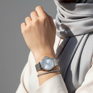 ساعة مايكل كورس MK7337 لينوكس سيلفر استيك شبك فخمة على معصم محجبة