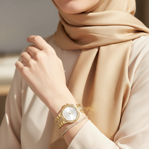 ساعة مايكل كورس MK7361 لينوكس ذهبي بالكريستال فخمة على معصم محجبة