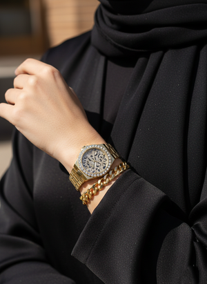 ساعة مايكل كورس MK7394 لينوكس ذهبي بمينا تايجر فخمة على معصم محجبة