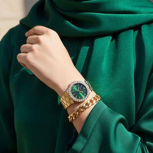 ساعة مايكل كورس MK7395 لينوكس ذهبي بمينا أخضر فخمة على معصم محجبة