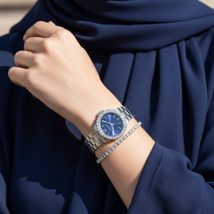 ساعة مايكل كورس MK7397 لينوكس سيلفر بمينا كحلي فخمة على معصم محجبة