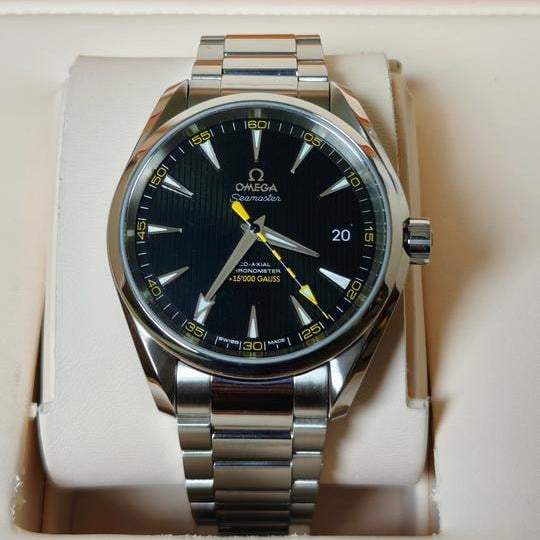 Omega Seamaster Aqua Terra 150M >15,000 Gauss 231.10.42.21.01.002 men's automatic watch, black dial, steel bracelet – angle view in box