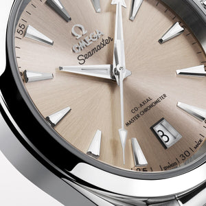 Omega Seamaster Aqua Terra Shades 220.10.38.20.09.001 automatic watch, 38mm stainless steel case, sandstone dial, steel bracelet – dial close-up