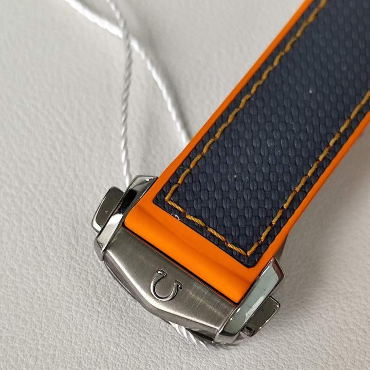 Omega Seamaster Planet Ocean 600M Titanium men's automatic watch, 43.5mm titanium case, grey dial, orange bezel, rubber strap – strap clasp view