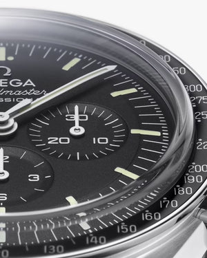 Omega Speedmaster Professional Moonwatch men's chronograph watch, 42mm stainless steel case, black dial, steel bracelet – dial angle close-up