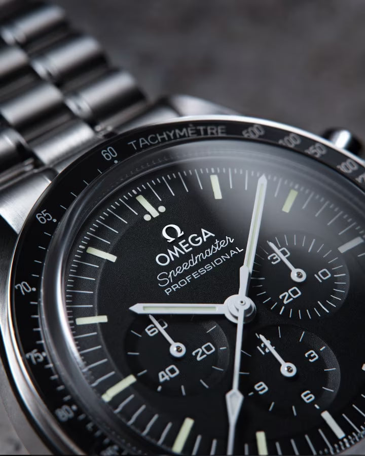 Omega Speedmaster Professional Moonwatch men's chronograph watch, 42mm stainless steel case, black dial, steel bracelet – dial close-up