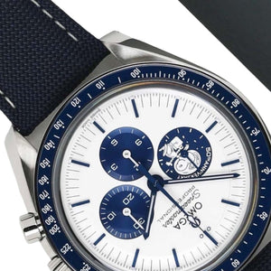 Omega Speedmaster Silver Snoopy Award men's chronograph watch, 42mm stainless steel case, silver dial with blue subdials – angle close-up