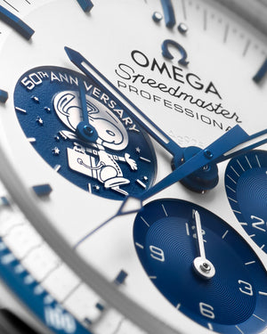 Omega Speedmaster Silver Snoopy Award men's chronograph watch, 42mm stainless steel case, silver dial with blue subdials – dial close-up