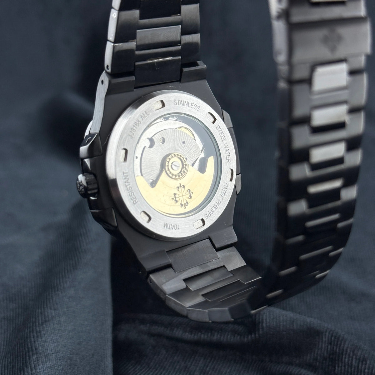Patek Philippe Nautilus 40mm men's automatic watch – detail view 15