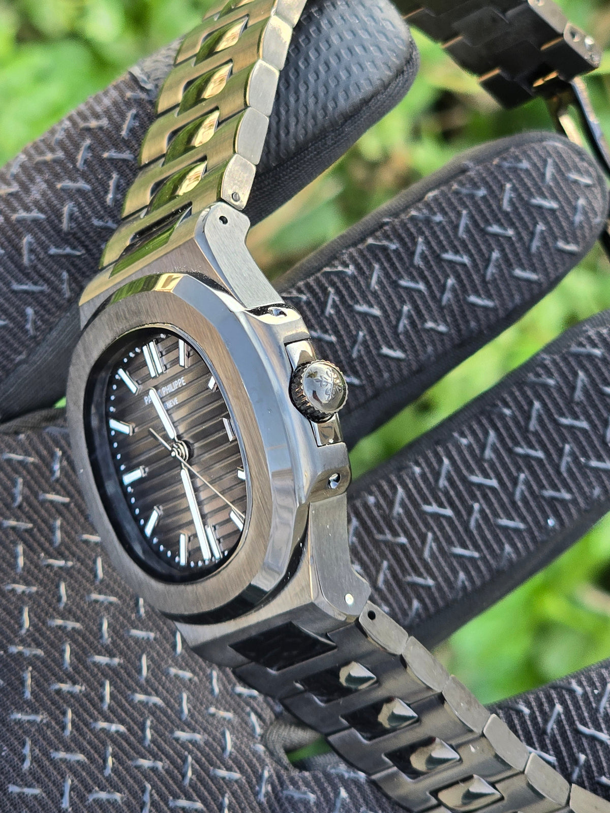 Patek Philippe Nautilus 40mm Men's Automatic Watch – detail view 4