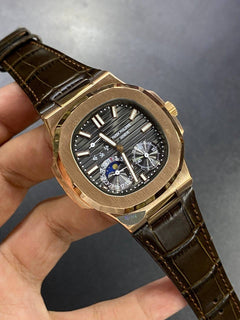 Patek Philippe Nautilus Moon Phase 40mm Men's Automatic Watch – Black Dial, Rose Gold Case & Brown Leather Strap | ساعة باتيك فيليب نوتيلس رجالي مينا أسود