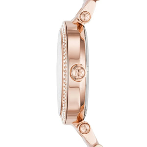 عرض جانبي لساعة Michael Kors MK6176 يوضح جمال اللون الروز جولد واللون البينك