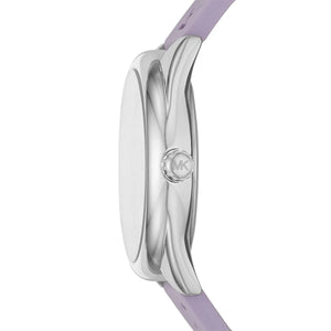 عرض جانبي لساعة Michael Kors MK7143 يوضح الإطار الفضي وتصميم جانيل