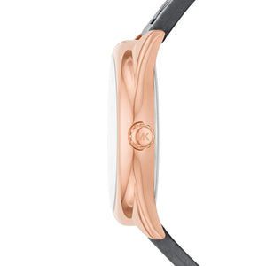 عرض جانبي لساعة Michael Kors MK7314 يوضح الإطار الروز جولد وتصميم جانيل