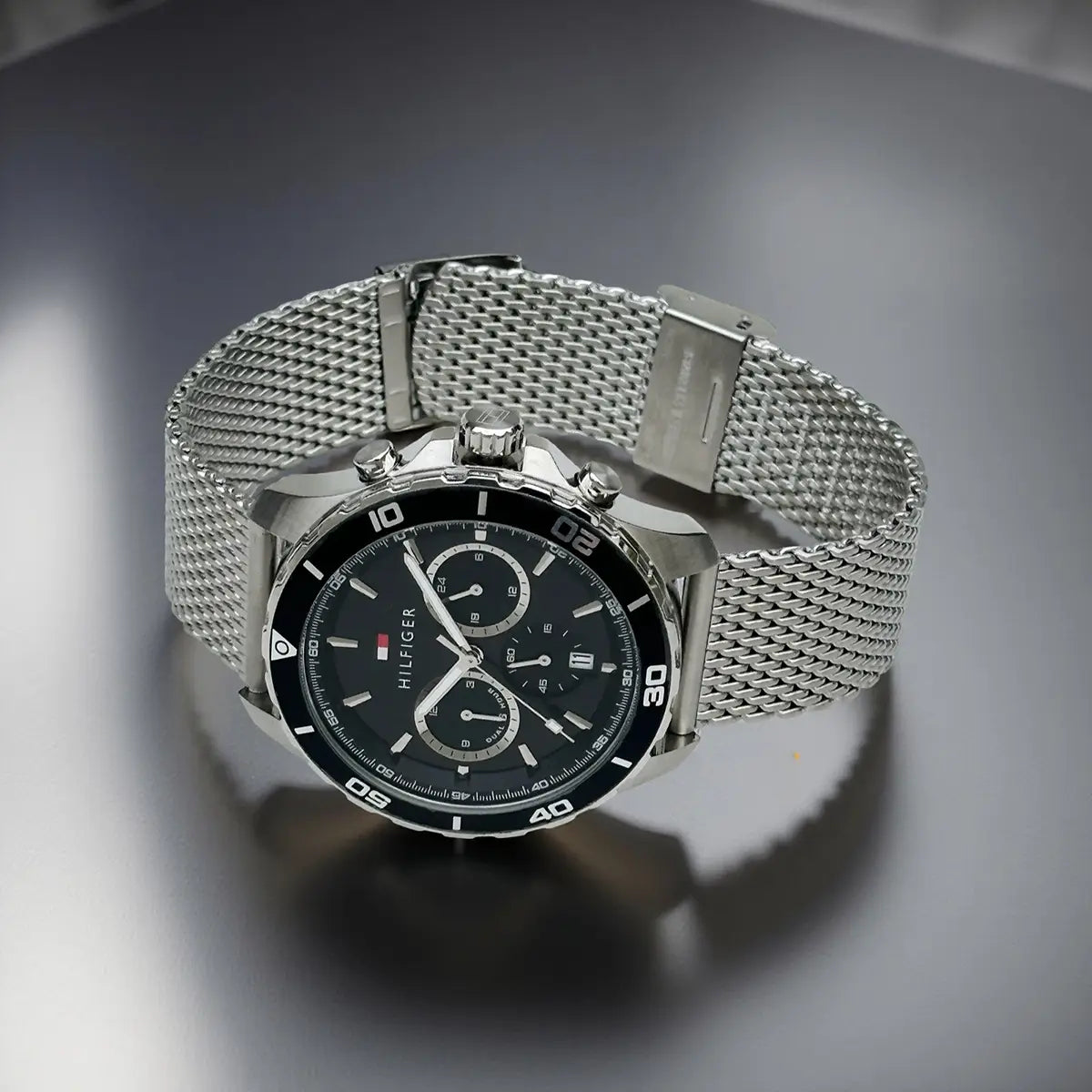 Side profile view of the 11mm silver case of the Tommy Hilfiger 1792092