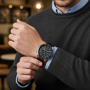 Man wearing sporty Tommy Hilfiger Bank 1791724 watch with black rubber strap