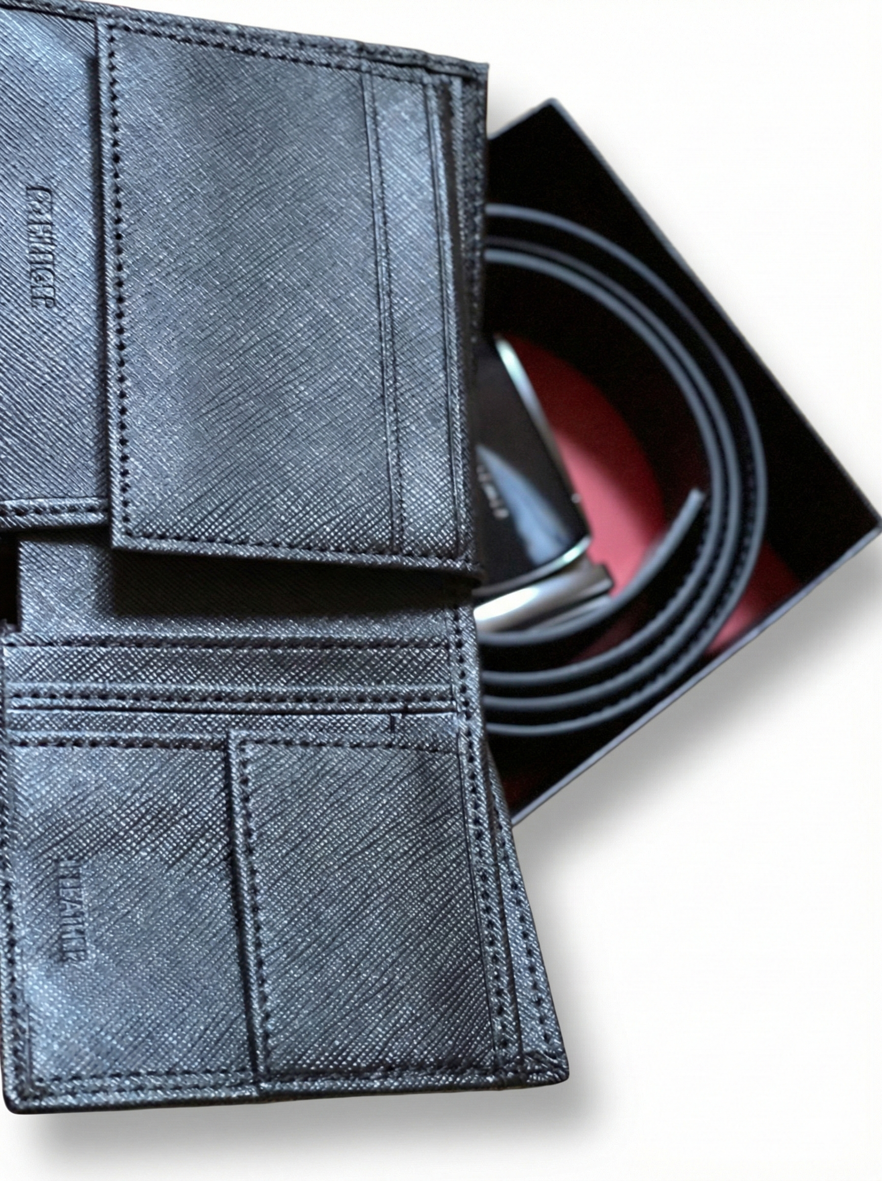 tommy-hilfiger-wallet-interior-card-slots-detail.jpg