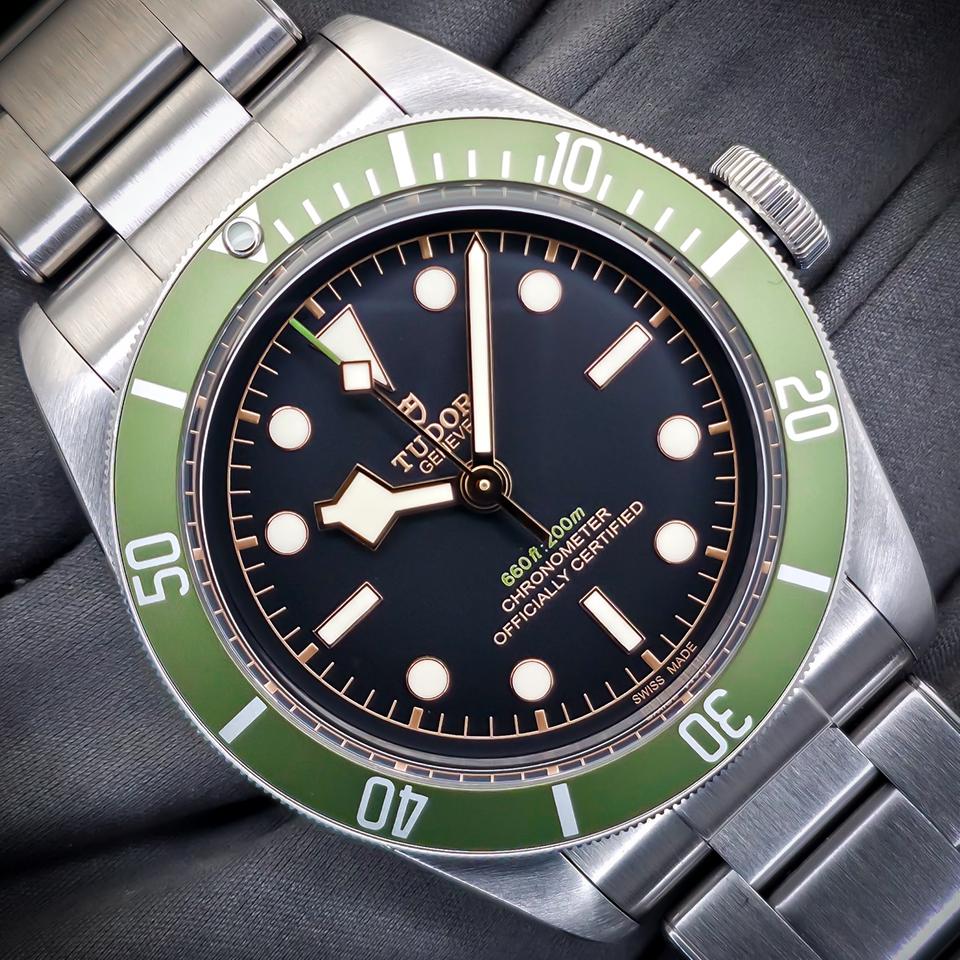 Tudor Black Bay Harrods Edition M79230G-0001 men's automatic dive watch, 41mm stainless steel case, black dial, green bezel, steel bracelet – front close-up