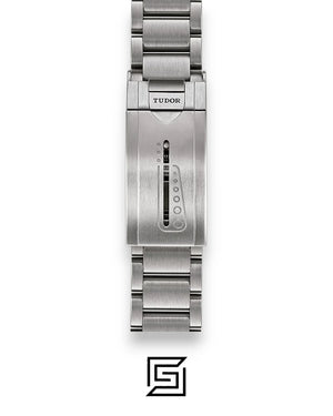 Tudor Pelagos M25600TB-0001 men's automatic dive watch, 42mm titanium case, blue dial, titanium bracelet – clasp detail view